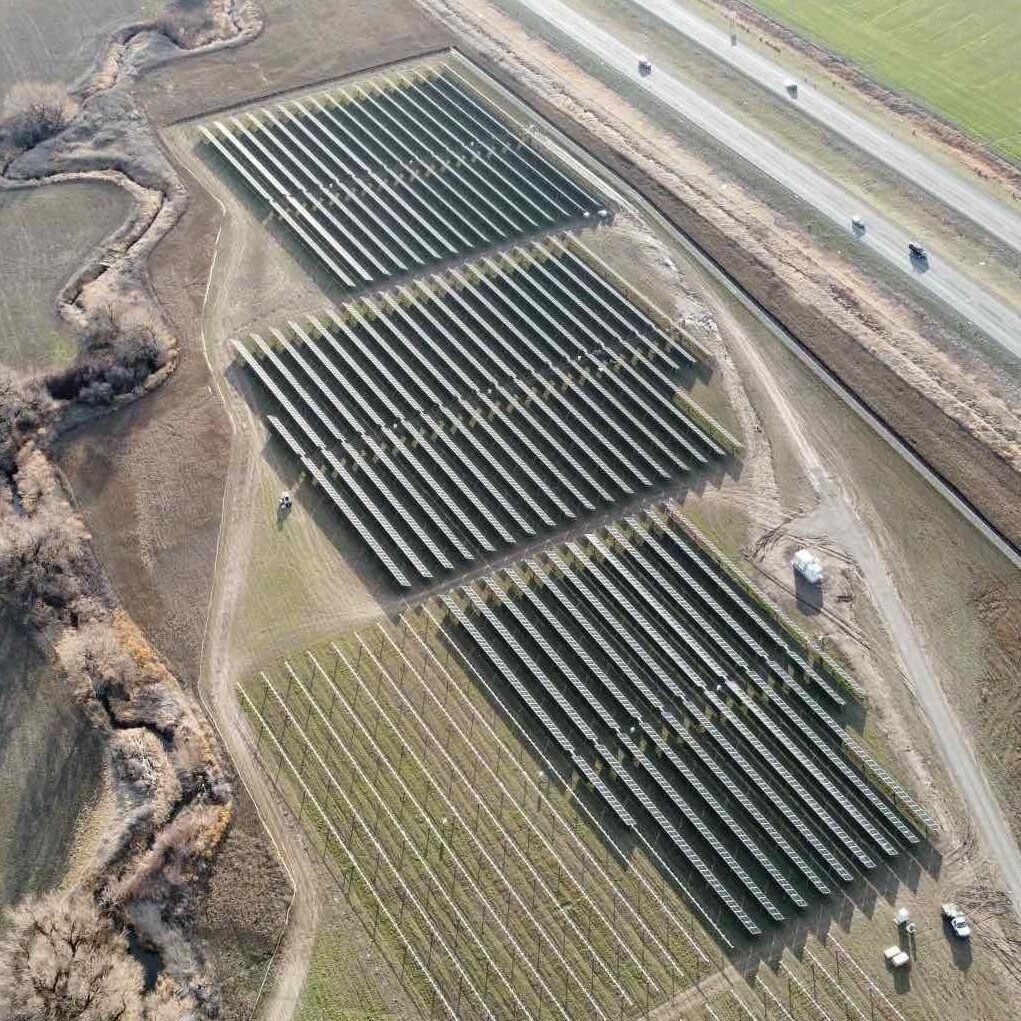 Panel arrays under construction at Greenbacker’s Camas solar project (6.7-MWdc) in Kittitas County, WA.