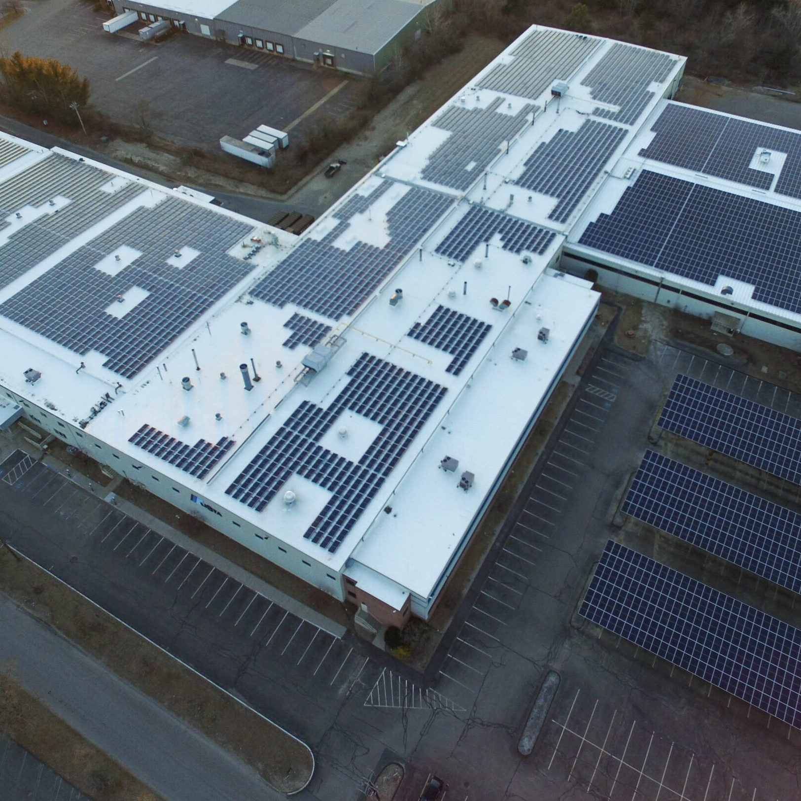 Greenbacker’s 1.9-MWdc rooftop plus carport solar project in Holliston, MA.